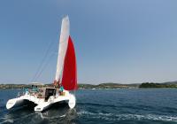 yacht naviguer vers land